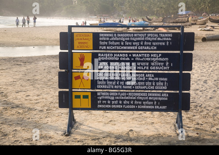 Ein mehrsprachiges Schild warnt Badegäste die Gefahren am Strand von Kovalam in Kerala, Indien. Stockfoto