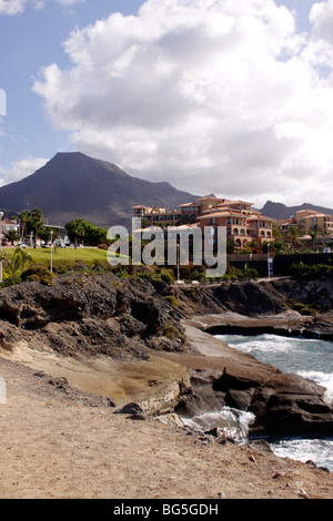 DIE NOSTALGISCHE MALERISCHE KÜSTE IM CASA DUQUE AN DER COSTA ADEJE IM WINTER. TENERIFFA. KANARISCHE INSELN. 2009 Stockfoto