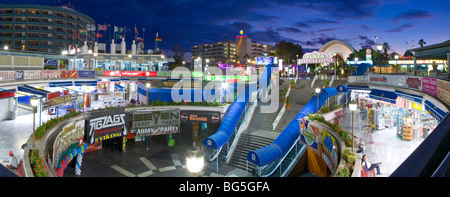 Panoramablick von der Plaza Shopping Centre in Playa del Ingles, eines der wichtigsten Epizentren des Nachtlebens im resort Stockfoto