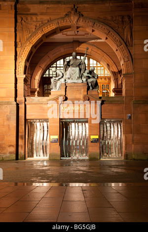 Blick auf hinteren Zugang zum Kelvingrove Art Gallery and Museum bei Nacht Stockfoto