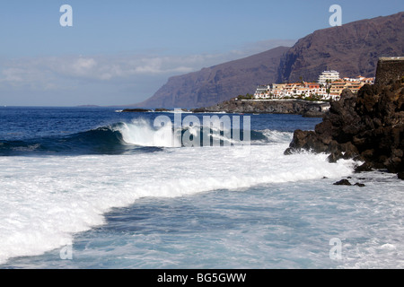 SURFEN IM ATLANTIK IN DER PLAYA DE LA ARENA AUF DER KANARISCHEN INSEL TENERIFFA IM WINTER. Stockfoto