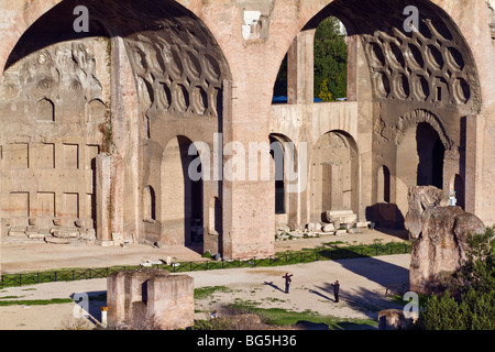 Ein Tourist in den Roman Forum Gesten, das Ausmaß der Basilika des Maxentius und Constantine zu betonen. Stockfoto