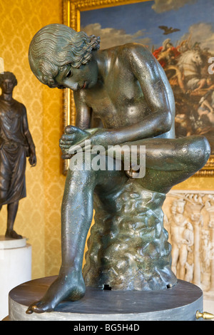 Bronzestatue des Spinario (Dorn-Puller). Siehe Beschreibung für mehr Informationen. Stockfoto