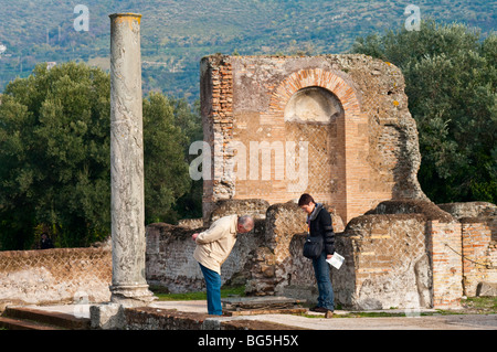 Touristen zu inspizieren ein Merkmal der Golden Square (Piazza d ' Oro) von Hadrians Villa in Tivoli. Stockfoto