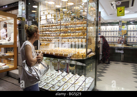 Ein Jewerelly Geschäft in der Gold Souk, Dubai, Vereinigte Arabische Emirate Stockfoto