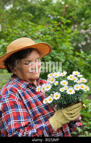 Ältere Frau im Garten Stockfoto