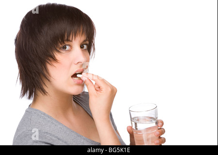 Voll isolierte Porträt einer schönen kaukasischen Frau mit etwas Medizin Stockfoto