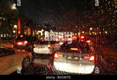 Schlechte Sicht auf der Straße in der Nacht, Dubai, Vereinigte Arabische Emirate Stockfoto