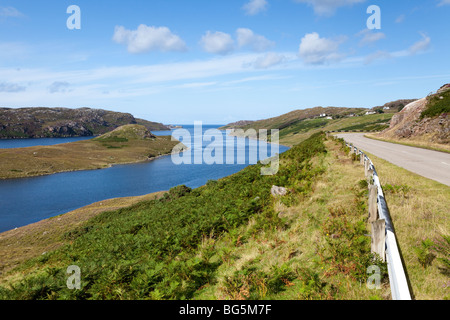 Blick nach Westen entlang Loch Inchard in Richtung Kinlochbervie, Highland, Schottland Stockfoto