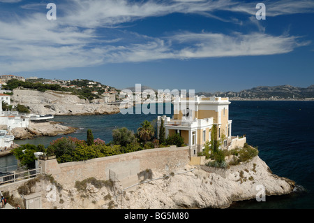 Gehobene, luxuriöse oder klassizistische mediterrane Villa auf der Endoume Headland, Anse de Maldormé, La Corniche Seafront, Marseille Frankreich Stockfoto