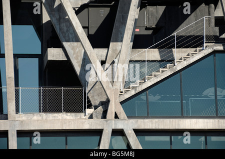 Außenbetonrahmen des Pavillon Noir, & Betontreppen, Nationales Choreograhisches Zentrum, von Rudy Ricciotti, Aix-en-Provence, Franc Stockfoto