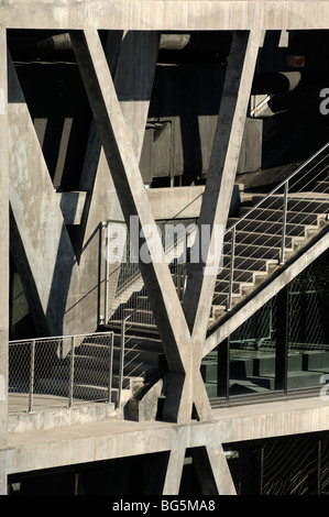 Außenbetonrahmen und Betontreppen des Pavillon Noir, National Choreography Centre, von Rudy Ricciotti, Aix-en-Provence, Frankreich Stockfoto