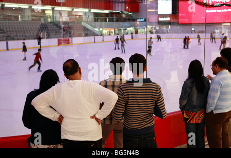 Menschen auf der Eisbahn in der Mall of Dubai, Vereinigte Arabische Emirate Stockfoto