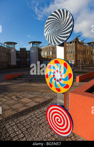 Verspielt-Stadtmöbel in Platz in der Nähe von Schule in Greenwich Millennium Village auf Greenwich Halbinsel South London UK Stockfoto