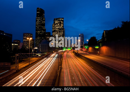 Genommen von der Yesler St. Überführung im Laufe des Abends pendeln Stunden entlang der Interstate Highway 5, in Seattle, Washington, USA. Stockfoto