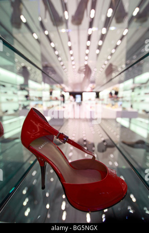 Schuh in einem Fenster anzuzeigen, Dubai, Vereinigte Arabische Emirate Stockfoto