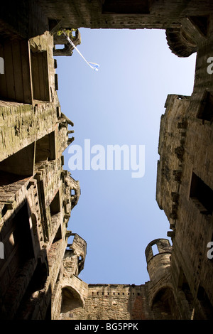 Nach oben an den Wänden des Hylton Burgruine in Sunderland, England. Stockfoto