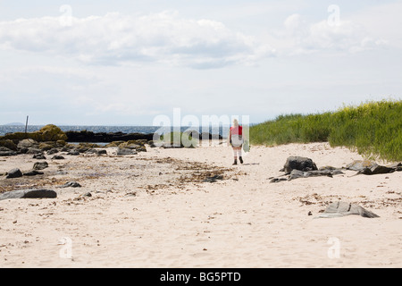 Frau am Strand von Kildonan, The Isle of Arran, Schottland, Juni 2009 Stockfoto