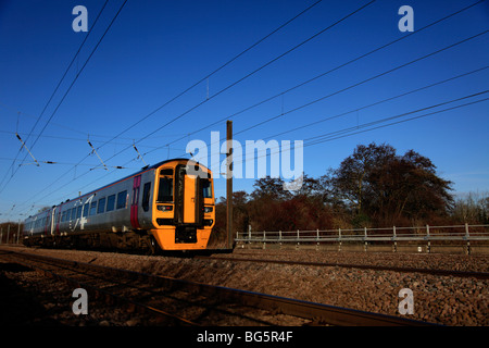 East Midlands trainieren operativen Unternehmen 158866 Diesel Einheit Ostküste Hauptleitung Bahnhof Peterborough Cambridgeshire Stockfoto