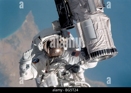 Weltraumspaziergang STS mission 104 Atlantis Stockfoto