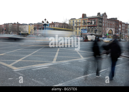 Menschen und Verkehr auf der Brücke über Fluss Liffey in Dublin Irland Stockfoto