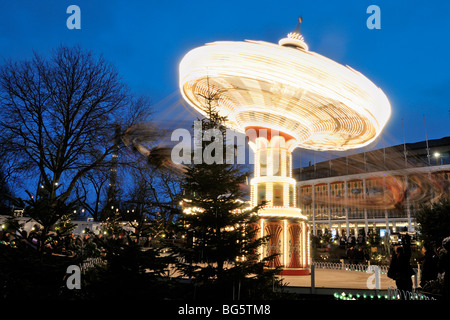 Weihnachten im Tivoli in Kopenhagen. Der Vergnügungspark glänzt mit schönen Weihnachts-Dekorationen und Beleuchtungen. Stockfoto