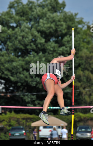 Teenager-Mädchen Stabhochspringer die Bar an der Leichtathletik-Wettbewerb während der Bluegrass State Spiele löschen Stockfoto