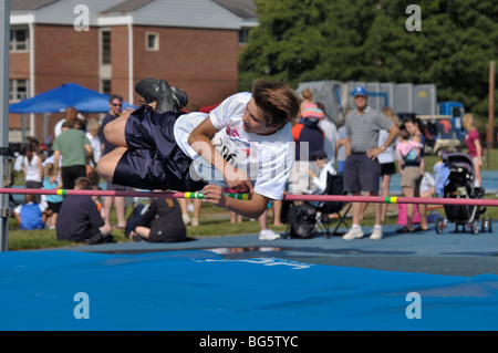 Teenager-Jungen Hochspringer die Bar an der Leichtathletik-Wettbewerb während der Bluegrass State Spiele löschen Stockfoto