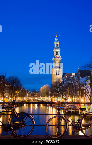 Westertoren Wester "Toren" Amsterdam. Der Turm der Westerkerk, West Church an der Prinsengracht, Prinsen Gracht Kanal in der Abenddämmerung Stockfoto