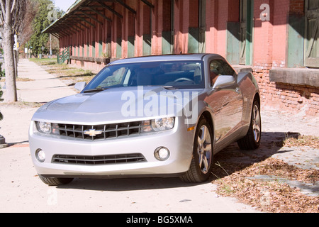 Brandneue 2010 hell Silber Chevrolet Camaro Sportwagen. Stockfoto