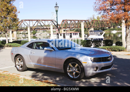 Brandneue 2010 hell Silber Chevrolet Camaro Sportwagen. Stockfoto