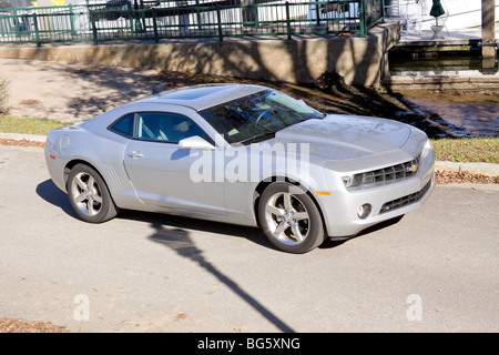 Brandneue 2010 hell Silber Chevrolet Camaro Sportwagen. Stockfoto