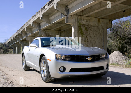 Brandneue 2010 hell Silber Chevrolet Camaro Sportwagen. Stockfoto