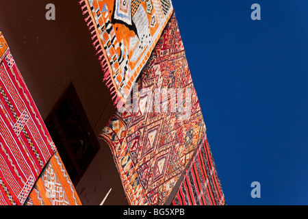 Teppichgeschäft (Detail) mit aufwendig gewebten handgefertigten Teppichen, Place Rahba Kedima (Place des Épices), Marrakesch, Marokko Stockfoto