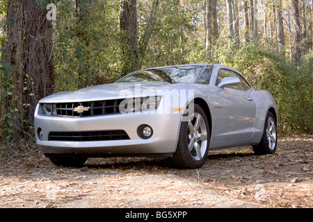 Brandneue 2010 hell Silber Chevrolet Camaro Sportwagen. Stockfoto