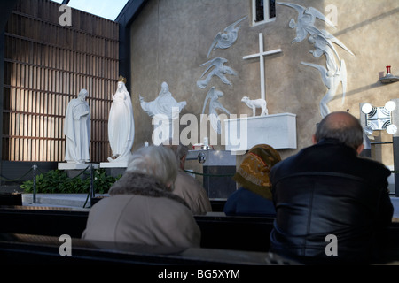 Pilger beten im Inneren des Knock Marienwallfahrtsort Grafschaft Mayo Republik von Irland Stockfoto