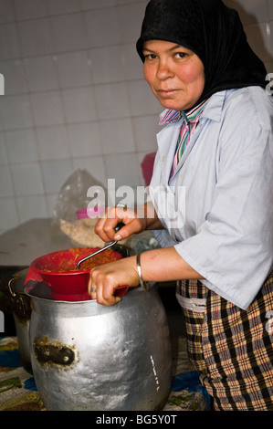 Ein traditionelles marokkanisches Mahl vorbereiten. Stockfoto