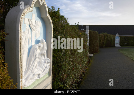 Jesus genommen vom Kreuz 13. Station des Kreuzweges auf niederzuschlagen Marienwallfahrtsort Grafschaft Mayo Republik von Irland Stockfoto