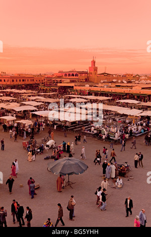 Der berühmte Platz Jemaa el-Fna in der Abenddämmerung mit Essensständen und Entertainern, Marrakesch, Marokko, Nordafrika