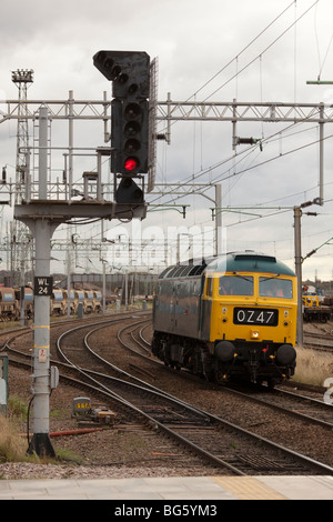 Eine alte britische Diesellok fährt vorbei an einer Eisenbahn-Signal in einem Hof. Stockfoto