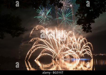 Internationalen Feuerwerkswettbewerb aka. die 'Sound of Light' auf das Casino du Lac-Leamy / Hilton Hotel in Rumpf, Quebec, Kanada. Stockfoto