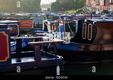 England, Northamptonshire, Braunston Marina an einem Nebelmorgen während der jährlichen Schmalboot-Rallye im Jahr 2009 Stockfoto