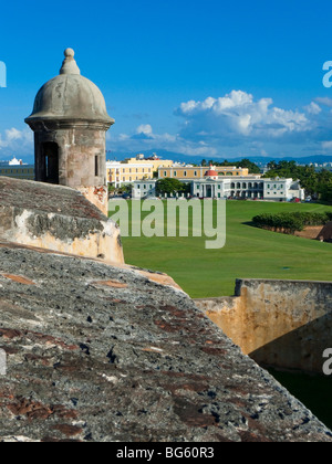 Wachhäuschen, El Morro Fort mit der Ballaja-Kaserne in den Hintergrund, Old San Juan, Puerto Rico Stockfoto