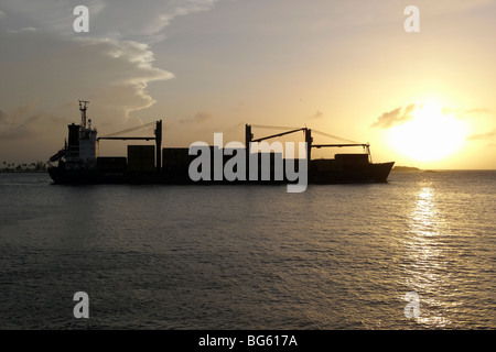 Fracht Schiff Segel vom Hafen von San Juan, Puerto Rico Stockfoto