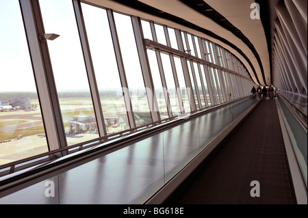 Im Abflugterminal des Flughafens Gatwick North lange gehen Sie bis vor die Tore auch mit Laufband, London Stockfoto