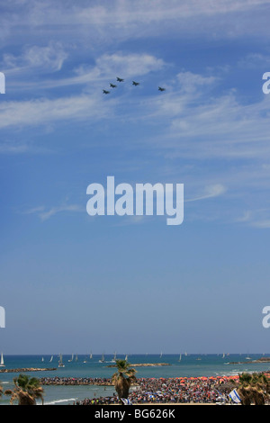 Israel, Tel Aviv-Yafo, die Air Force zeigen am Unabhängigkeitstag Stockfoto