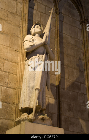 St. Jane von Arche - Statue in der Kathedrale von Notre-Dame in Paris Stockfoto