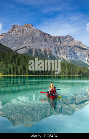 Touristen, die entspannend auf einem Boot am Emerald Lake, Yoho-Nationalpark, Alberta, Kanada Stockfoto