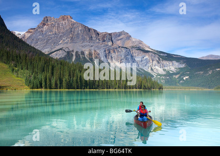 Touristen, die entspannend auf einem Boot am Emerald Lake, Yoho-Nationalpark, Alberta, Kanada Stockfoto