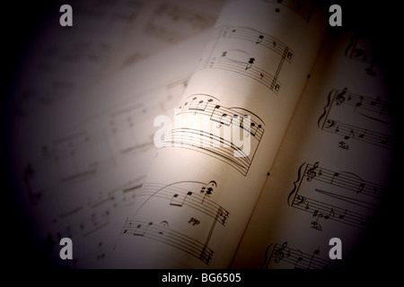 Musikalisches Konzept Hintergrund: Makro-Ansicht der Partitur Noten mit Noten Effekt des selektiven Fokus signiert pro Stockfoto